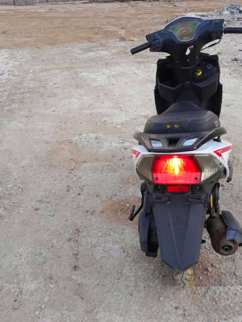 السلام عليكم دراجه للبيع كهربايات كلها شغاله دراجه نقيصتها بس شوته وكابريتر تخربط السعر 200 الرقم ***********
