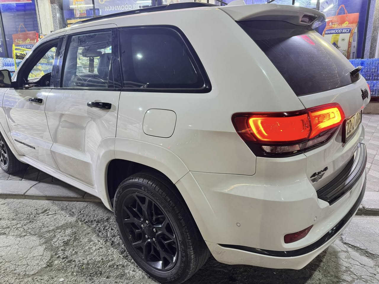 السلام عليكم ورحمة الله للبيع جيب S موديل 2021 رقم أربيل تحويل مباشر ماشيه 68 الف تخم تاير محرك 6 سلندر 3600 كفاله عامه لابارد ولا صبغ محرك وكير كله شركه بانوراما رادارات حساسات محيطيه كشنات جلد لونين كشنات كهرباء جنطه كهرباء ستيرن متحرك كهربائي شفتات ستيرن تدفئه وتبريد بالكشنات زراك لايت سعرها 325 وبيها مجال للشراي وجناي 
***********
