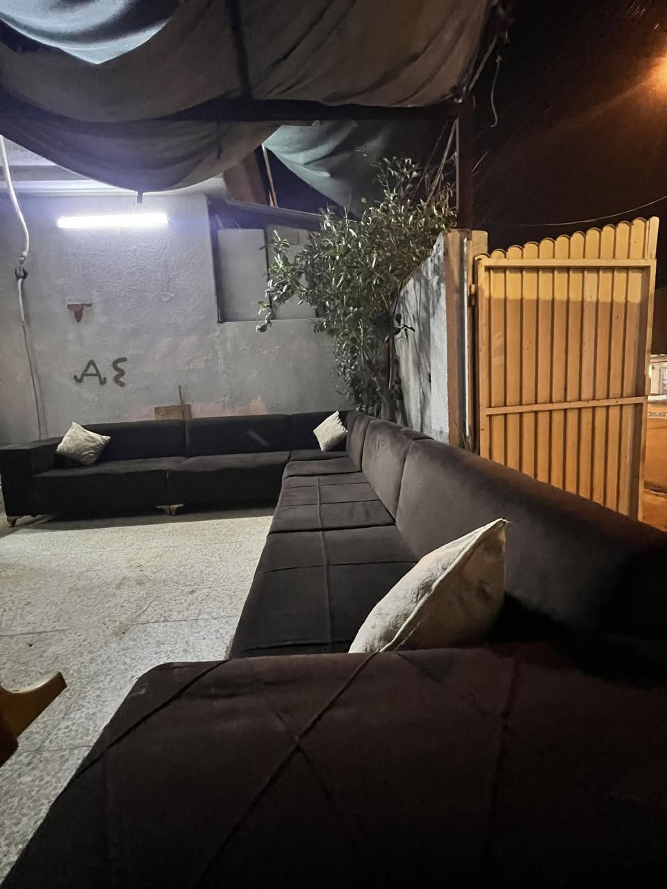 ديوان خشب عراقي ثقيل ما بينو عيب حيل نظيف موديل مودرن سبع امتار ونص عشر مقاعد ست قطع الاسفنج جيد جدا القماش نظيف مع كوشات السعر 200 
للتواصل خاص او: *********** وبي واتساب
