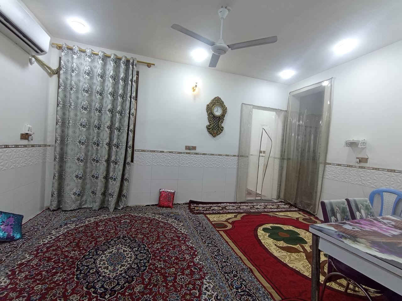 ياالله دار حديث بلتاجيه مساحه 200م طابو صرف 2غرف واستقبال وهول ومدخل ومطبخ حار وبارد ومدخل ودرج معزول وصحيات داخليه وخارجيه ومنور 2 طابوق جمهوري 
***********
