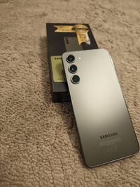 S23+ للبيع شغال كامل مع الباكيت فقط شخوط بسيطة للشاشة والفريم متلاحظها...