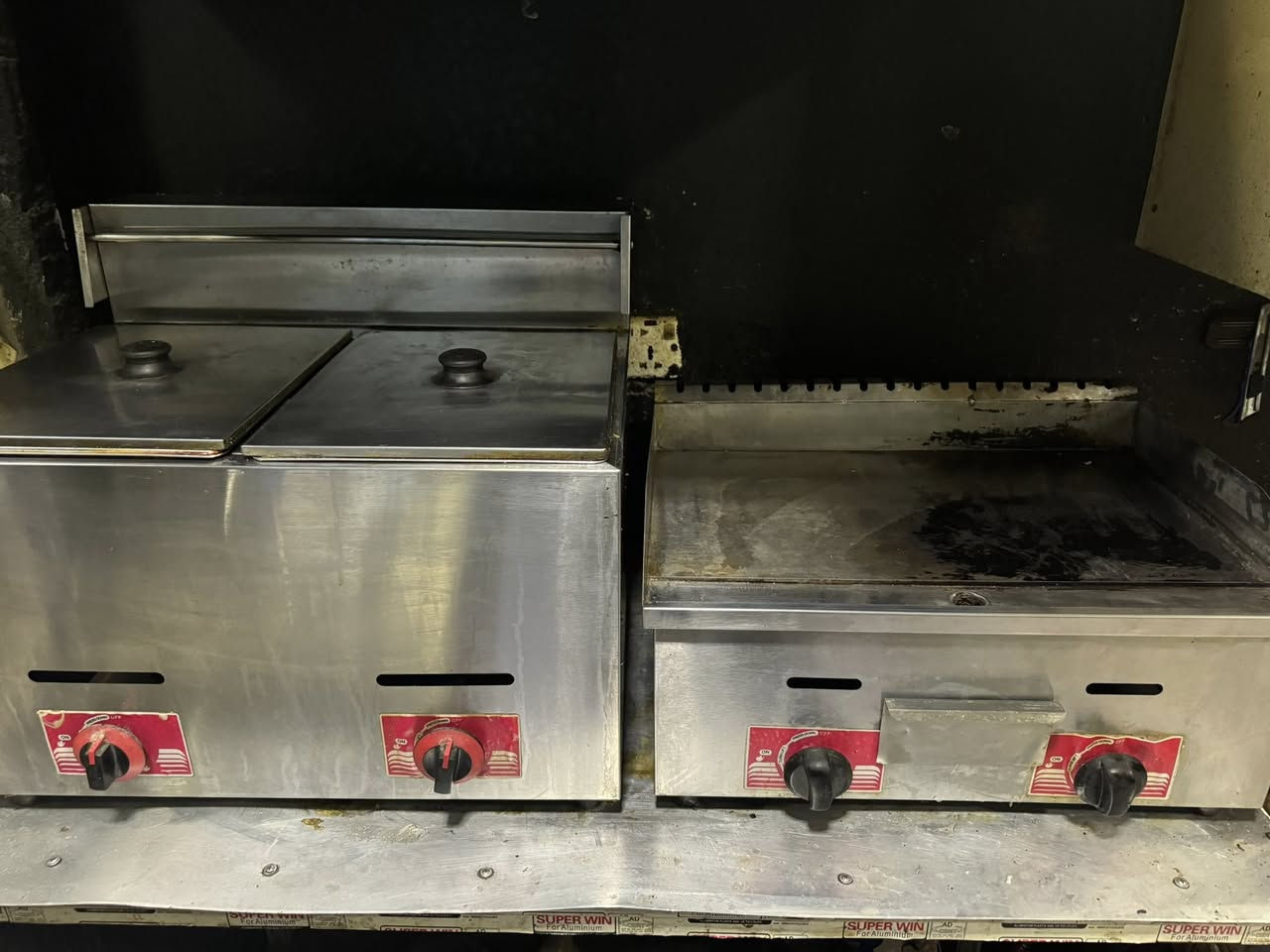 قلايه. اكريل. تركي.  قياس 50.
قلايه فنكر. 2 حوض. تركي 
ميز المنيوم. عادي. طول 150 
دكت المنيوم مع ساحبه. 120 / 80 

للبيع كلهن شلع     … مكانهه السيدية 

سعر.  650.  وبيه مجال. 

***********
