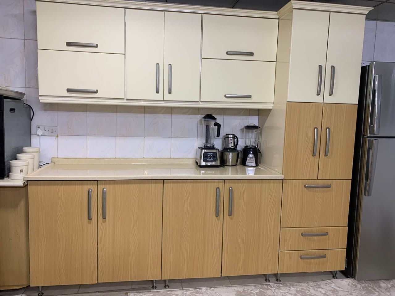 سڵاو ئەو کاوەنتەرە دار mdf بۆ فرۆشتن دەستی دوو زۆر نوێ مایە زۆر خاوێن ئەسڵی مەحکەم مۆدێرن کوالێتی باش

قیاسات ٢ مەتر و نیو کاوەنتەر بە ١ مەتر و نیو مەخسەل

نرخی پێشتر کڕین بە نوێی ١٦ وەرەقە 

 نرخی ئێستا و کۆتایی ٩٠٠ هەزار 700$ قفڵ

بۆ زانیاری و پرسیار نامە بنێرە

 شوێن هەولێر

سلام عليكم هالمجموعة من خزانات المطبخ مع الكاونتر خشب mdf + الحوض - للبيع، جديدة تقريباً وحالتها ممتازة، الجودة عالية ومودرن.

المقاسات: ٢.٥ متر كاونتر × ١.٥ متر مغسلة 

الوصف:
✔ مواد قوية ومتينة
✔ تصميم نظيف وعصري يناسب أي مطبخ
✔ تخزين واسع (خزانات علوية وسفلية)
✔ حالة ممتازة، بدون أي ضرر كبير

اشتريت جديد بسعر عالي، والحين للبيع بسعر عادل.
ممتاز لتحديث مطبخك أو تجهيز بيت جديد.

السعر النهائي: ٩٠٠ ألف دينار 700$ 
الموقع: هولير / أربيل

للاستفسار أو الشراء:إرسال رسائل خاصة عبر مسنجر
 

Modern Kitchen Wood MDF Cabinet Set with Countertop + Sink | Excellent Condition | 2.5m by 1.5m 

⸻

Description:

High-quality kitchen wood mdf cabinet set with countertop and built-in sink, in excellent condition.

✔ Size: 2.5m x 1.5m
✔ Strong, durable materials
✔ Clean, modern design (matches any kitchen)
✔ Spacious storage (upper + lower cabinets)
✔ Very well maintained, no major damage

Originally purchased at a high price — selling at a fair value.

Perfect for upgrading your kitchen or new home setup.

Only selling due to moving.

Price is already set based on condition and quality. Serious buyers only.

Price 700$ 900 000 IQD 

Please contact via messenger 
Thank you 

Location Erbil Hawler أربيل, العراق


**إذا كنت صاحب هذا الإعلان وتريد حذفه لأي سبب، رجاءا أرسل رسالة إلى الدعم الفني**