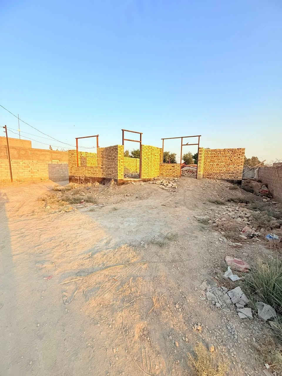 هيكل اساسه كونكريت مبني واجه وصفحه مساحه 225 ركن زراعي  متوفر ماء وكهرباء ومولد بالباب  يتكون من 
غرف عدد2 5متر
صاله 11متر
استقبال 9متر
مطبخ 6متر
مجموعه صحيه 5متر
مدخل 2متر
ممر جانبي عرض متر ونص
ممر خلفي عرض متر  العنوان   يوانيه مركز مدينه خلف البيطره تبعد عن شارع العام مالد دغاره 250 مترالسعر26مليون رقمي للاستفسار ***********
