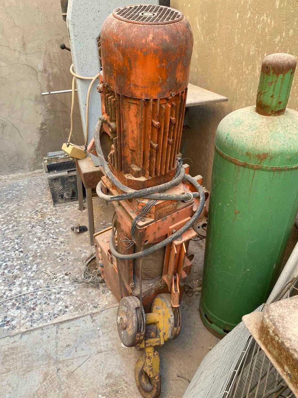 كرين جسري للبيع غربي حي الجهاد ت***********    ٢ طن
