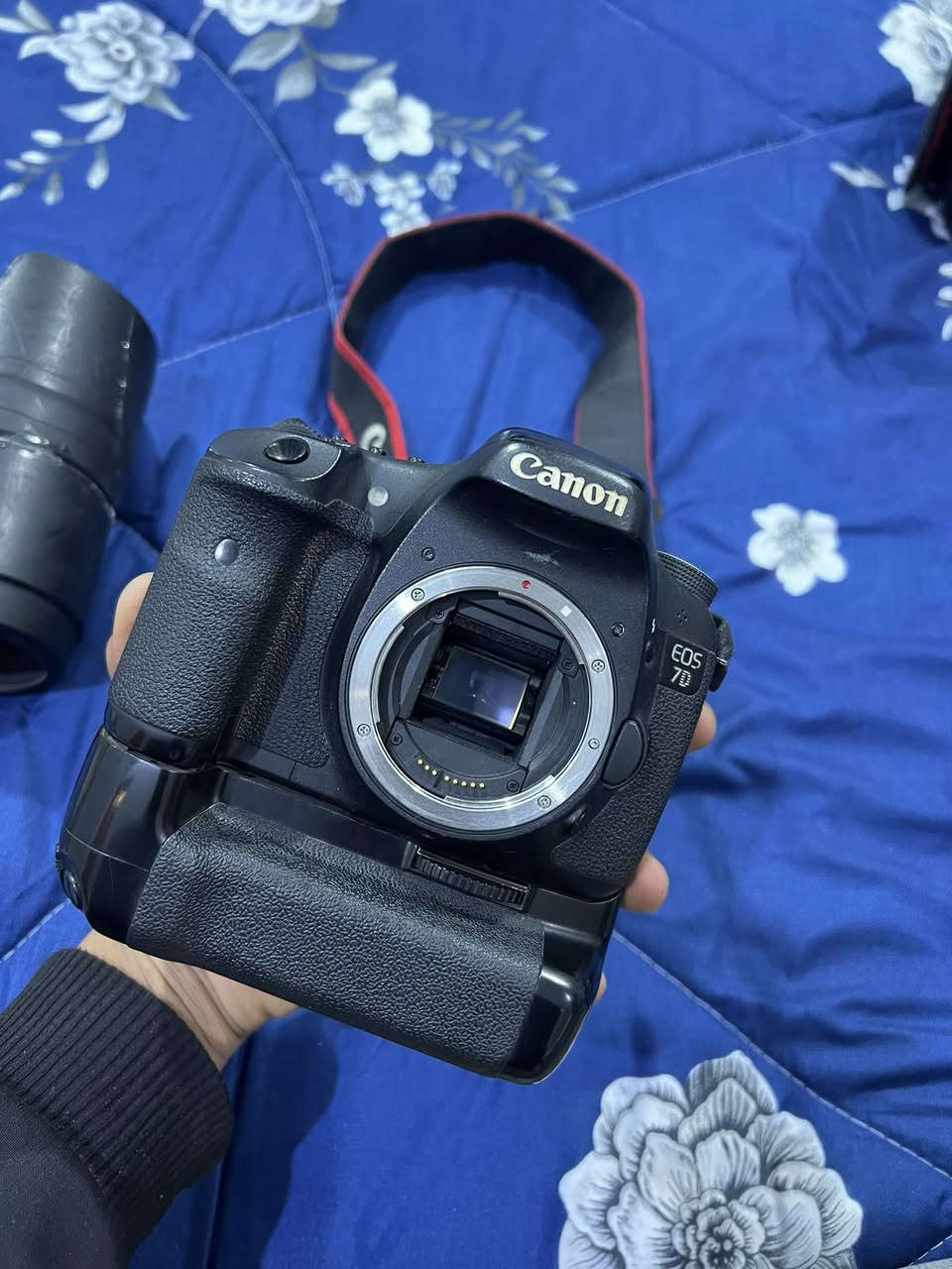 كانون  7D
 عدسة 200_70
 رام 32g 
بطاريتين 
گرب 
جنطه
واير نقل صور 
 السعر 700  
***********
0780246606
