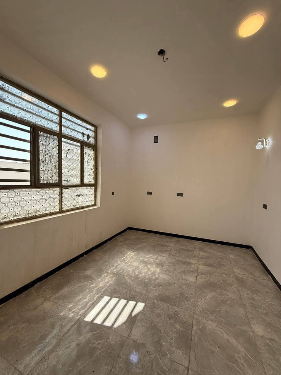 بيت للبيع طابو زراعي سند ٢٥ 👍
📍العنوان : مجمع حيدر الحاج هندي حولي الخصيمة

المساحة 100 متر مربع ✅ ركن 

يحتوي على غرفة وصالة واستقبال ومطبخ وصحيات داخلية وخارجية.
بناء حديث كونكريت مسلح. مخدوم ماء كهرباء انارة رصيف تبليط.
للاستفسار الاتصال على الرقم
*********** واتساب
