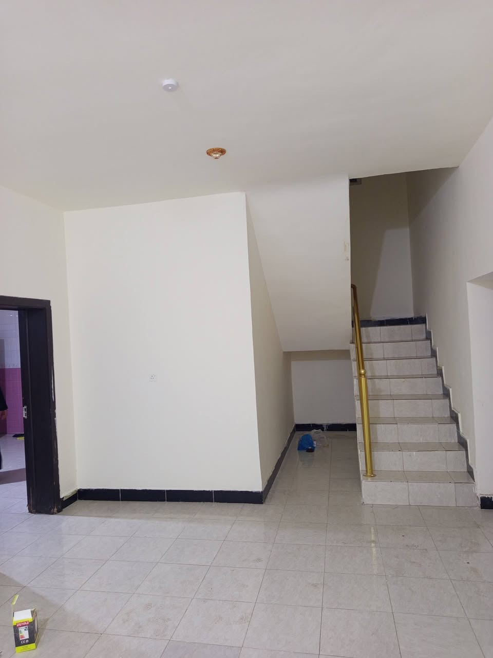 بيت للبيع في ال ٦ كيلو مجموعه الهندسيه المساحه 240 طابقين ثلاث غرف نوم مع صاله ستقبال ومطبخ حار وبارد السعر 180 مليون لتواصل ***********
