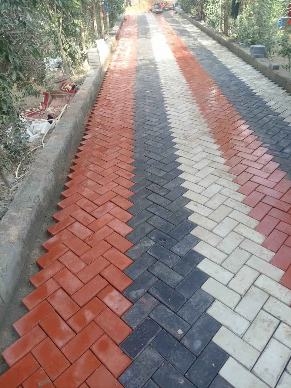 متوفر كادر عمل
نشتغل انواع الارصفه شوارع حدائق مدارس دوائر 

  ونشتغل جميع المحافضات ويوجد كرسته وعمل توصل على ارقم ***********
