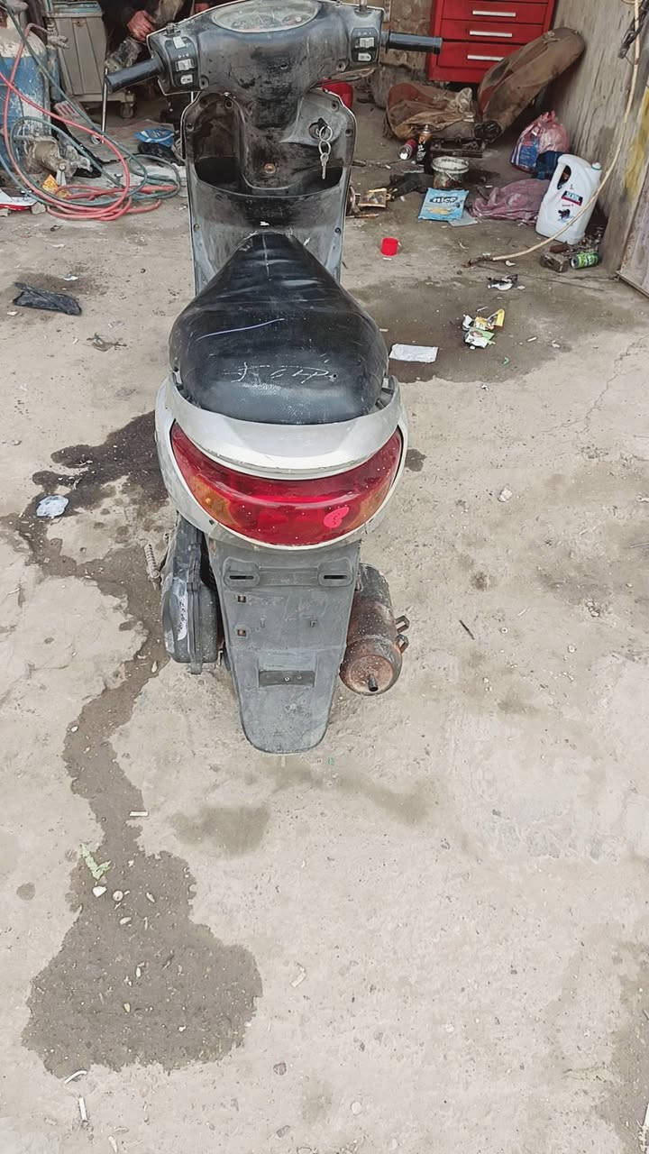 السلام عليكم دراجه ابريز نضيفه 
السعر 350اوبيه مجال
مكاني الامين الثانيه
الموبايل ***********
