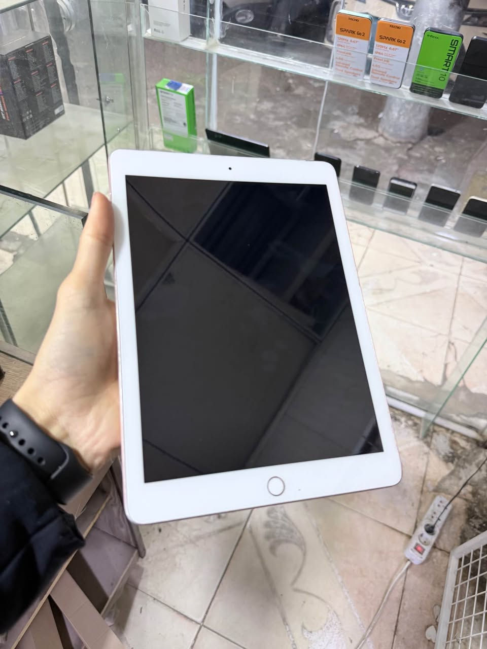 ئایپاد ٦ ڕەنگی گۆڵد
شتێکی جوان خاوێن زاکیرەی ٣٢ گێگا
هەموو شتێکی بیلادە بە گشتی ئایپادەکە خاوێنە
هەموو یاریەک لەسەری کار دەکا بە تایبەت پەبجی
نرخی ١١٥ هەزار گەیاندن هەیە
ناونیشان هەولێر :- قەڵاتی نوێ مۆبایلی هاوکار
ژمارە مۆبایل 📱 *********** أربيل, العراق
