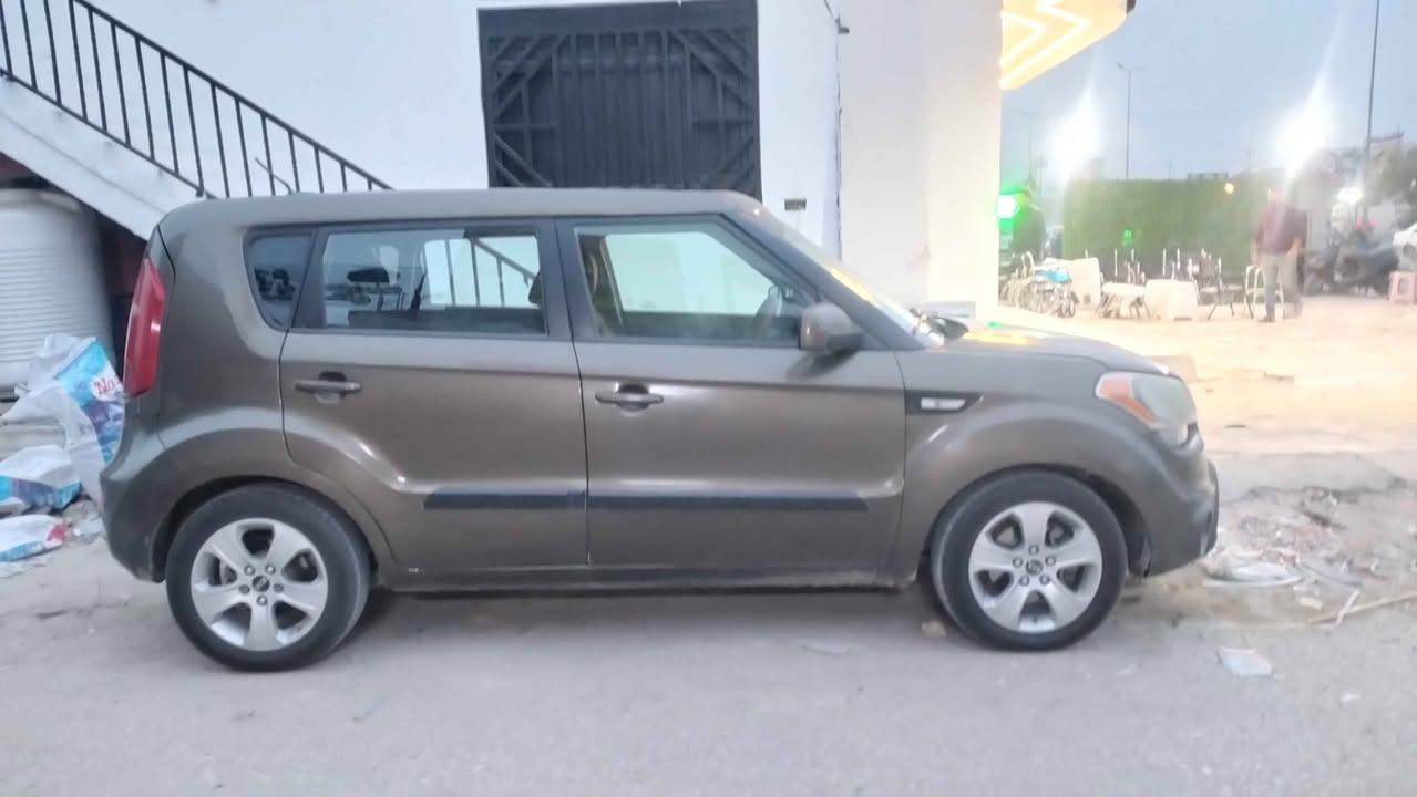 سلام عليكم 

سيارة صول 2013 امريكي رقم كربلاء مكان السيارة محافظة بابل الحلة
محرك 1600 GDI 
سيارة تخم تاير جديد 
ادامة كاملة للسيارة
محرك كير نظيفات 
تحكمات ستيرن
ماشية 128 الف
السيارة بيها تلحيضات بالكشر ومكانات صبغ ابيعك حزام علما بيها قطعتين نظيفات 
للتواصل اي استفسار 
***********
واتساب او على الخط فقط
السعر ٨٥ وبي مجال
عندي بيها سونار للسيارة Singapore
