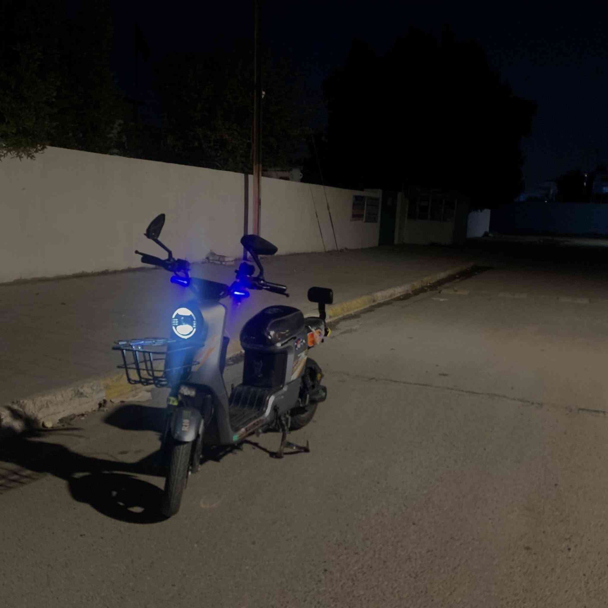 السلام عليكم 
دراجة شحن R10 ريان للبيع.  محتاج واريد أبيعها 
ضوء لد قوي عالي ناصي 
أشاير يمنة يسرة دبل إشارة
اكسسوارات دراجة كشن مدوشم
5 بطاريات اصلية 
مرايات جانبية 
ستاند 2 سويج +بصمة 
3 سرع 
هورن 
رجوع خلفي بك R
بريك قوي جدا امامي خلفي 
الدراجة كاملة 
رايدهة ب500 قفل 🔒 
مكاني بغداد حي الجامعة النسيج قرب مخازن الأدوية 
رقمي*********** متواجد بكل الاوقات
