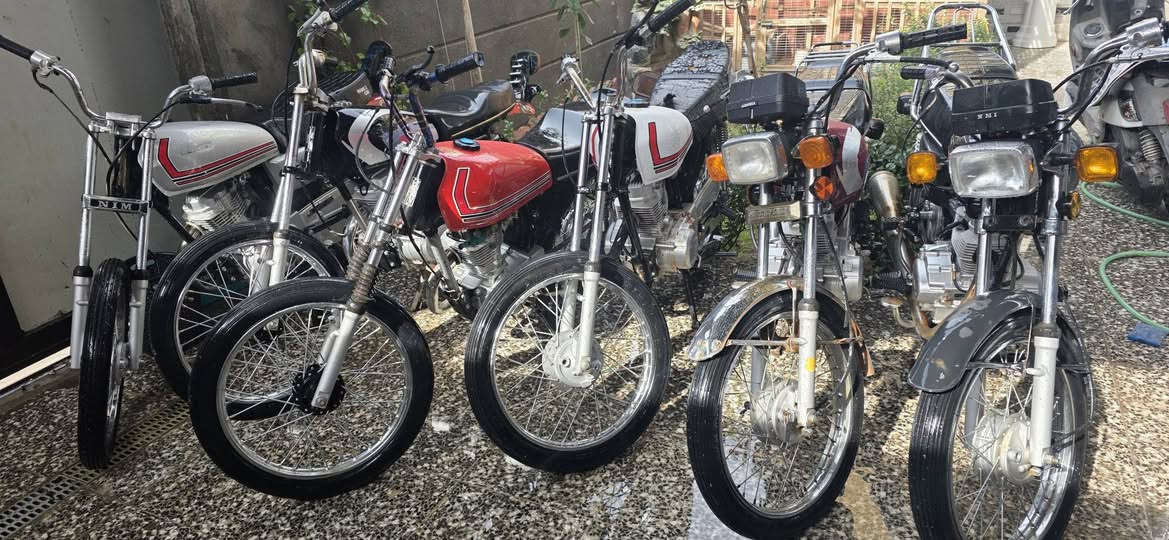 السلام عليكم دراجات أربعة كير كلك مكفولات من السرقه ٣ نامة شلامجه و٣ امتياز السعر ٤٥٠ وبيهن مجال المكان كربلاء حي الحر الشراي يتصل ***********
