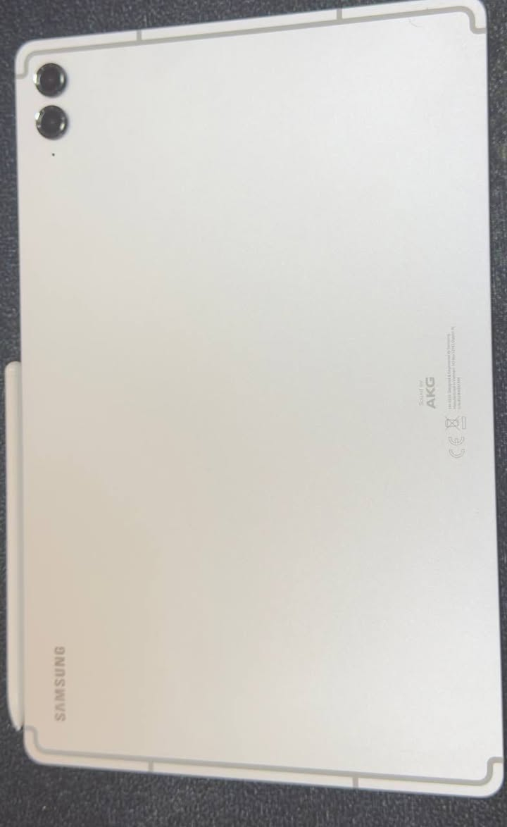 تاب SAMSUNG S9 FE PLUS
يدعم 60 فريم 
الشاشة: 12.4 إنش 
المعالج: Exynos1380
الذاكرة:256GB
القلم: S Pen 
الشحن: 45W
مقاوم للماء والغبار IP68
البطارية: 10090mAh
السعر  400وبي مجال قليل
مكاني بابل 
للتواصل واتس ***********
