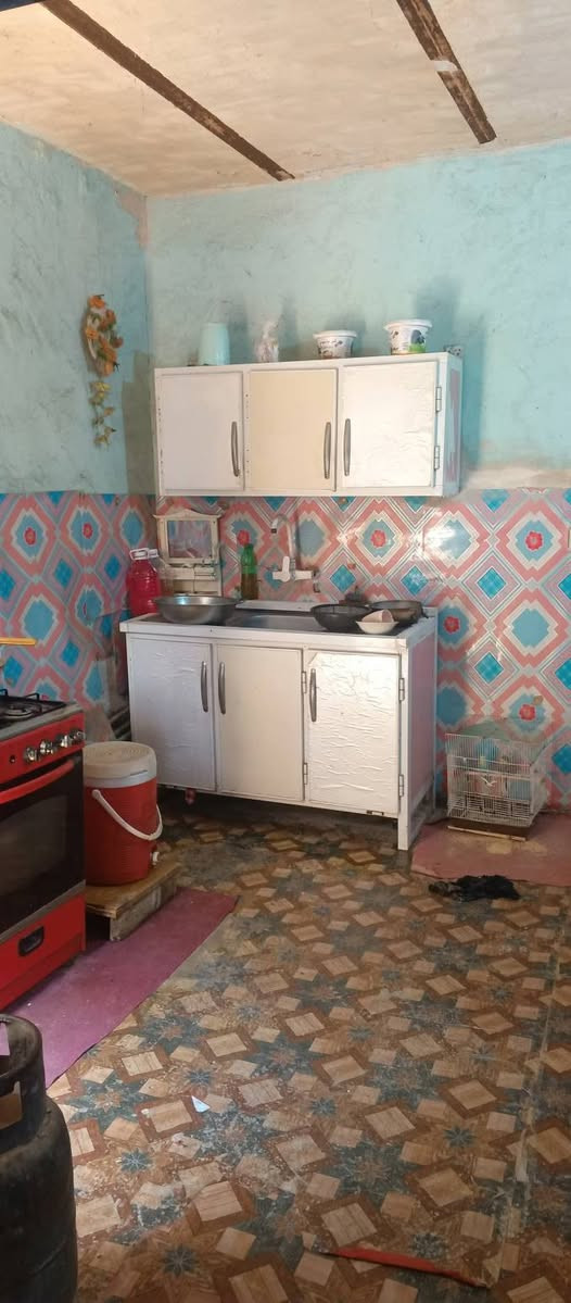 بيت بالحر الصغير بصف حي الهادي قرب السيطرة عالبزل ١٠٠ متر سعرة ٣٠ خدمات كامله سند ٢٥ اقرار محكمه الشراي يتصل ***********
