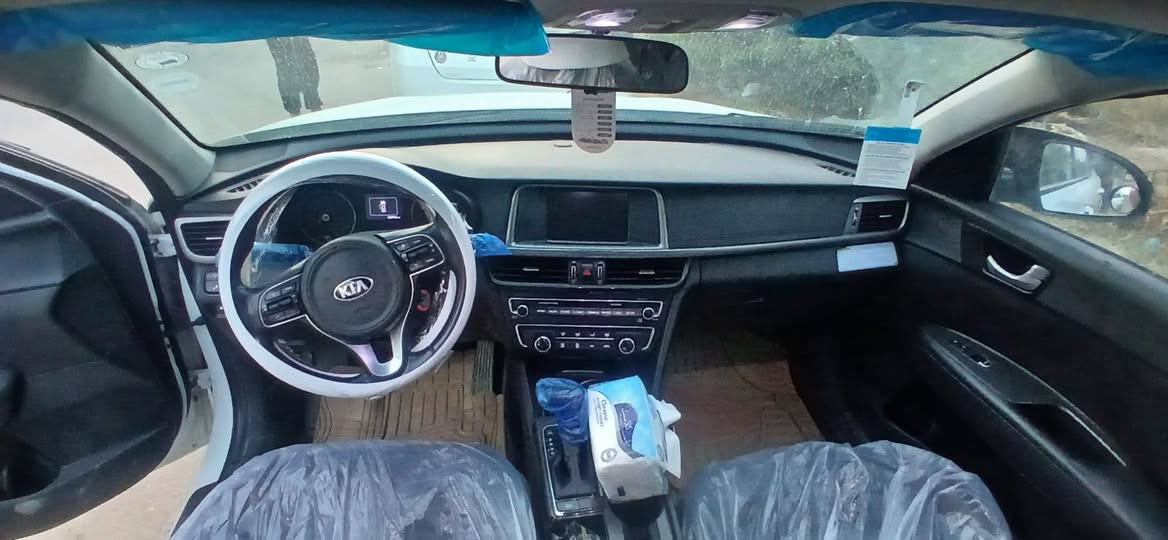 السلام عليكم اوبتيما رقم اربيل موديل 2018 مكينه ٢٤٠٠ أمريكي  سياره لاصبغ ولا فتح ولاتبديل فقط  بيها قطعتين جاملق وبنيد سياره وكاله بصمه شفتات بالستيرن كامره حساس شاشه كبيره سياره فول مواصفات  وكشانه كهربائية والسياره بنروما فتحتين واضافه منظومه زنون عليها عالي ناصي
الشراي يتصل على الرقم وبي خير ويدلل *********** مكان السياره بغداد الدوره
