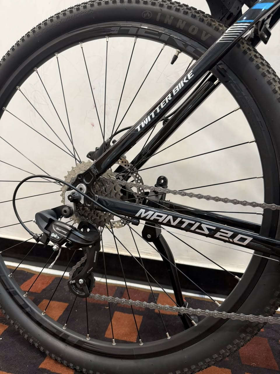 ‎ 29دراجة هوائية تويتر حجم  
‎بريكات هايدروليك شيمانو
‎عدد السرعات 3 امامي و 8 خلفي
‎الهيكل مصنوع من الالمنيوم
‎الوايرات مخفية (دفن) داخل الهيكل
‎الدبل يحتوي على قفل + فتح + ضبط   استعمال جداً قليل وزن خفيف 
السعر 250 الف قفل 
 ..مكاني بغداد مدينة الصدر 
***********
