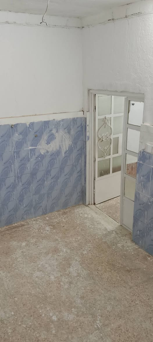 يا الله 
🏠 بيت للإيجار – النجف الأشرف / حي السلام
بيت مساحة 50م، موقع ممتاز خلف مدرسة بانقيا
طابق واحد، جاهز للسكن فوراً ✨
🔹 يتكون من:
غرفة
صالة
منور
مطبخ
حمّام + تواليت
🔹 الخدمات:
تأسيس كهرباء وماء كامل
خط مولد متوفر ⚡
بيت نظيف ومرتب
📞 للاستفسار ومعرفة الإيجار:
اتصال أو واتساب: ***********
