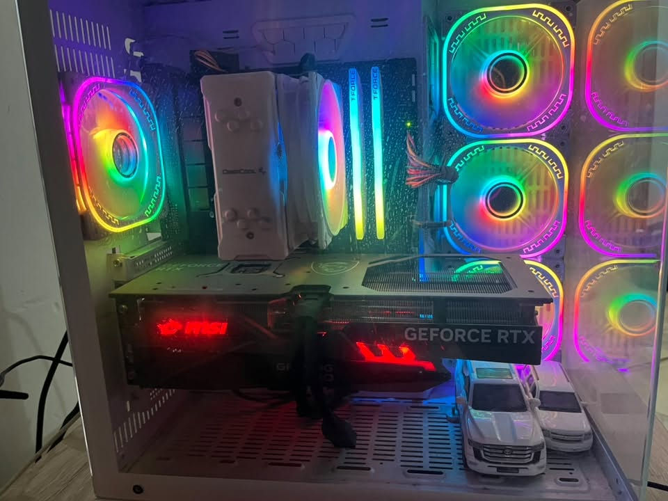 السلام عليكم pc وشاشة وملحقات للبيع
التجميعة:
Intel i5 13400f
Deepcool ag400 مبرد
Asus tuf gaming b760-plus wifi D4
Ram 16gb T-force delta rgb 8x2 3600mhz
1tb ssd m.2 nvme lexar
Rtx 4070 msi gaming x trio
(اقوى من ال5060ti 16gb)
700 watt psu thermaltake
Case mass m04 7fan rgb
الشاشة
Lg UltraGear
2k
165hz
1 ms
Ips
27 inch
التجميعة مثل ما بالصور واحلى تخبل وجديدة نضيفة والقطع كله من احسن النوعيات المذربورد فئة b والحجم الكامل بيها منافذ كلش هواي وتسمح وقابله جداً للتطوير وكارت الشاشه كلش قوي واحسن نسخة من msi وواضح من حجمة يعني انسى شي اسمه حرارة واقوى واحسن من ال5060ti والكيس بي فانات وتكدر تغير الوانهم اي لون يعجبك بضغطة زر
والشاشة الوانها تخبل والسوادات بيها كلش حلوه وسرعه استجابة بيها فول يعني الوان ولعب سلس

ووياهم ماوس لوجيتك g502
وسماعه هايبر اكس cloud alpha
وكيبورد ميكانيكي كلش سلس وحلو
وماوس باد فانتك 40x45

وجميع الكراتين مال كل القطع موجودة

مكاني البصرة القبلة حي الجامعة
***********
ما عندي توصيل

سعر كلشي مليونين وربع 2,250,000
