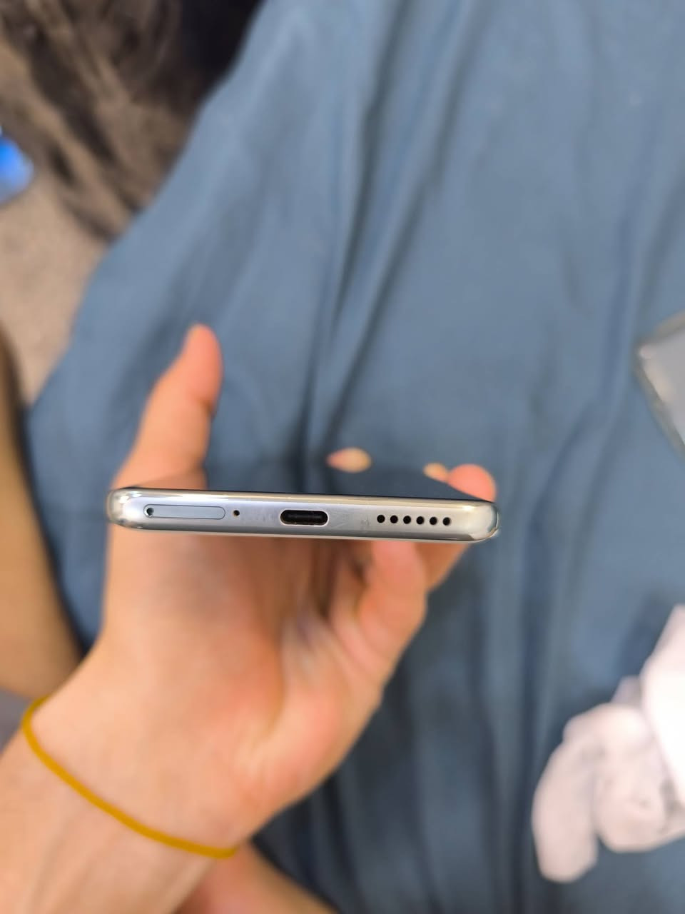 ​💥 للبيع لقطة: Redmi Note 14 Pro 5G 💥
الجهاز غني عن التعريف، مال تصفح وألعاب وتصوير احترافي. استخدام نظيف جداً 8 أشهر وبكامل ملحقاته الأصلية.
​📌 أهم المواصفات:
​الذاكرة والرام: 256 جيجا مع 12 جيجا رام (سريع جداً).
​المعالج: ميدياتك 7300 الترا (يشغل ببجي 60 فريم مستقرة).
​الكاميرا: 200 ميجابكسل (صور وفيديوهات بدقة خيالية).
​البطارية: 5500 مللي أمبير، صحة البطارية 99% شحن سريع 45W.
​الشاشة: منحنية تجنن 120 هرتز.
​المميزات: ضد الماء IP68، سبيكر ستريو، يدعم 5G و eSIM.
​🔍 حالة الجهاز والضمان:
الجهاز نظيف جداً، بيه خدوش طفيفة بالشاشة (ما تبين ولا تؤثر ع الاستخدام)، وياه ضمان سوفت وير من شركة الأماني لشهر 9.


**إذا كنت صاحب هذا الإعلان وتريد حذفه لأي سبب، رجاءا أرسل رسالة إلى الدعم الفني**