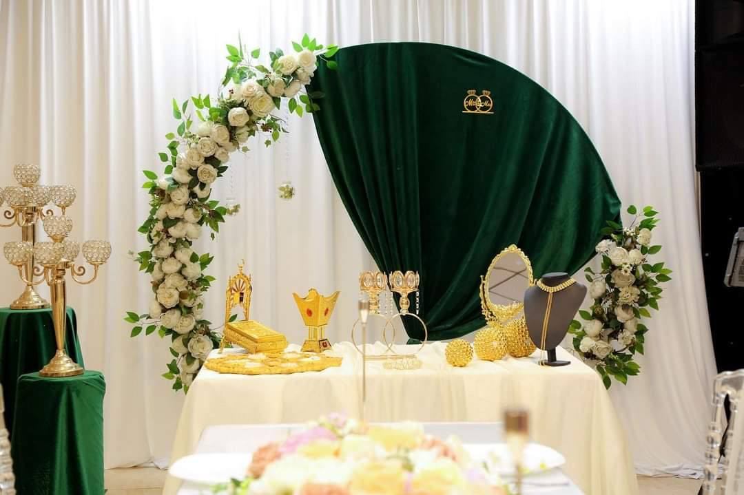 (التميز مع كوشات حسين)🕺💃
&خطوبة 💍 
&حنة  👰🤵
&عرس 🤵‍♂️

*تتكون الكوشة من
*ستائر خلفية بيضاء 🌫
*قوس ورد 🌹 🎈 
*شازلونة كلاسيكية  💺
*طاولة امامية  
* 3 طاولات جانبية 
*تلبسات ذهب عدت اشكال✋🏻🖐
*مرايا 🪞
*قبولات / هل تقبلين ؟ نعم قبلت !⁉️💎
*مغطس🛁
*ستان كيك مع الشوكات و السكين 🍽🎂
*اقداح  للعرسان 🍺🍺
*القران الكريم 📖
*صينية بياضات🍚
*شمعدان🕯
*نشرة ضوئي شلال و انارة 🧬 
( يختلف التزين حسب المناسبه)

للحجز والاستفسار مراسلة  
🤳الصفحة او واتساب(***********)) 📞

 🚚التوصيل بغداد فقط 
    
الفرح الدائم ان شاء الله
