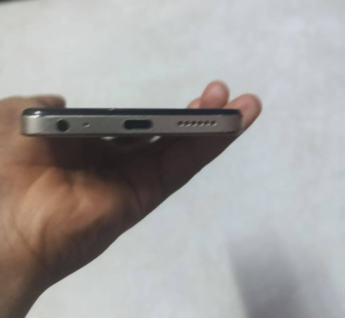 📱 Infinix Smart 8 – المواصفات الكاملة
الشاشة: 6.6 بوصة IPS LCD
الدقة: +HD (1612 × 720)
معدل التحديث: 90 هرتز
المعالج: Unisoc T606
نظام التشغيل: Android 13 مع واجهة XOS
الذاكرة (RAM): 4 أو 8 جيجابايت
التخزين الداخلي: 64 أو 128 جيجابايت
منفذ الذاكرة: يدعم microSD
الكاميرا الخلفية: 13 ميغابكسل 
الكاميرا الأمامية: 8 ميغابكسل
البطارية: 5000 ملي أمبير
الشحن: 10 واط عبر USB Type-C
البصمة: جانبية مدمجة مع زر التشغيل
الاتصالات: يدعم شريحتين 4G، Wi-Fi، Bluetooth، GPS
منفذ السماعات: 3.5 ملم
الرقم:***********
السعر:100
وبيه مجال للشراي

