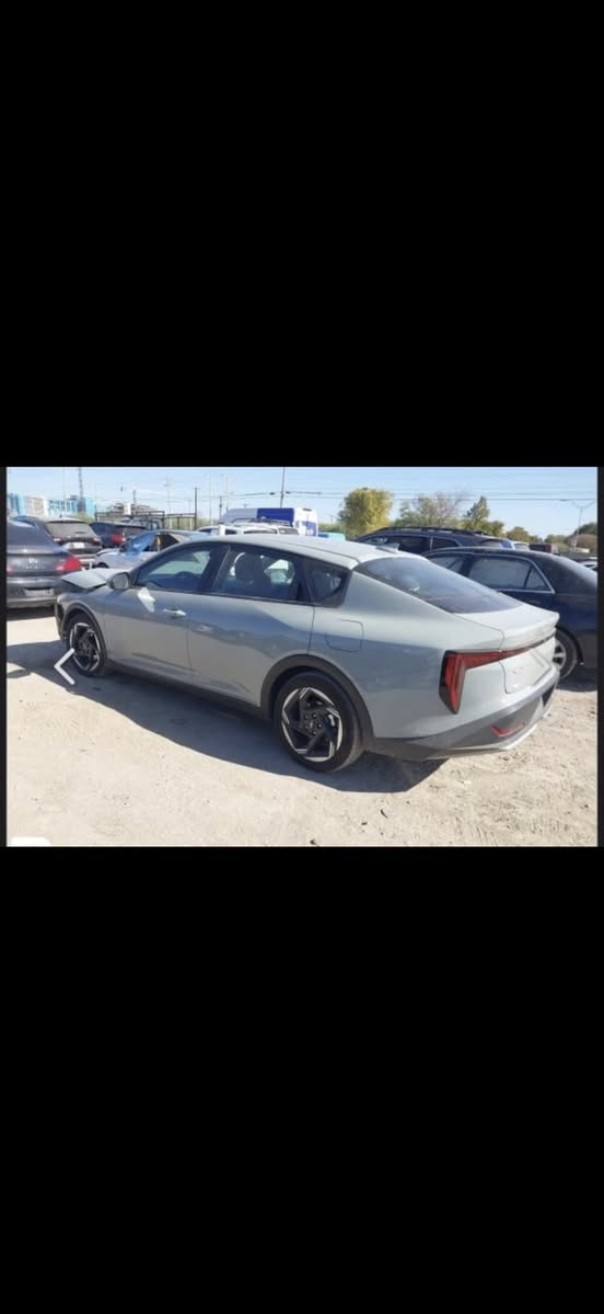 عندي كي فور 2025 سموك م باقي شي ٢٥ يوم وتوصل للميناء
لون مميز والحادث موضح بدون تصليح بدون كمرك
118 وبيه مجال 
***********
