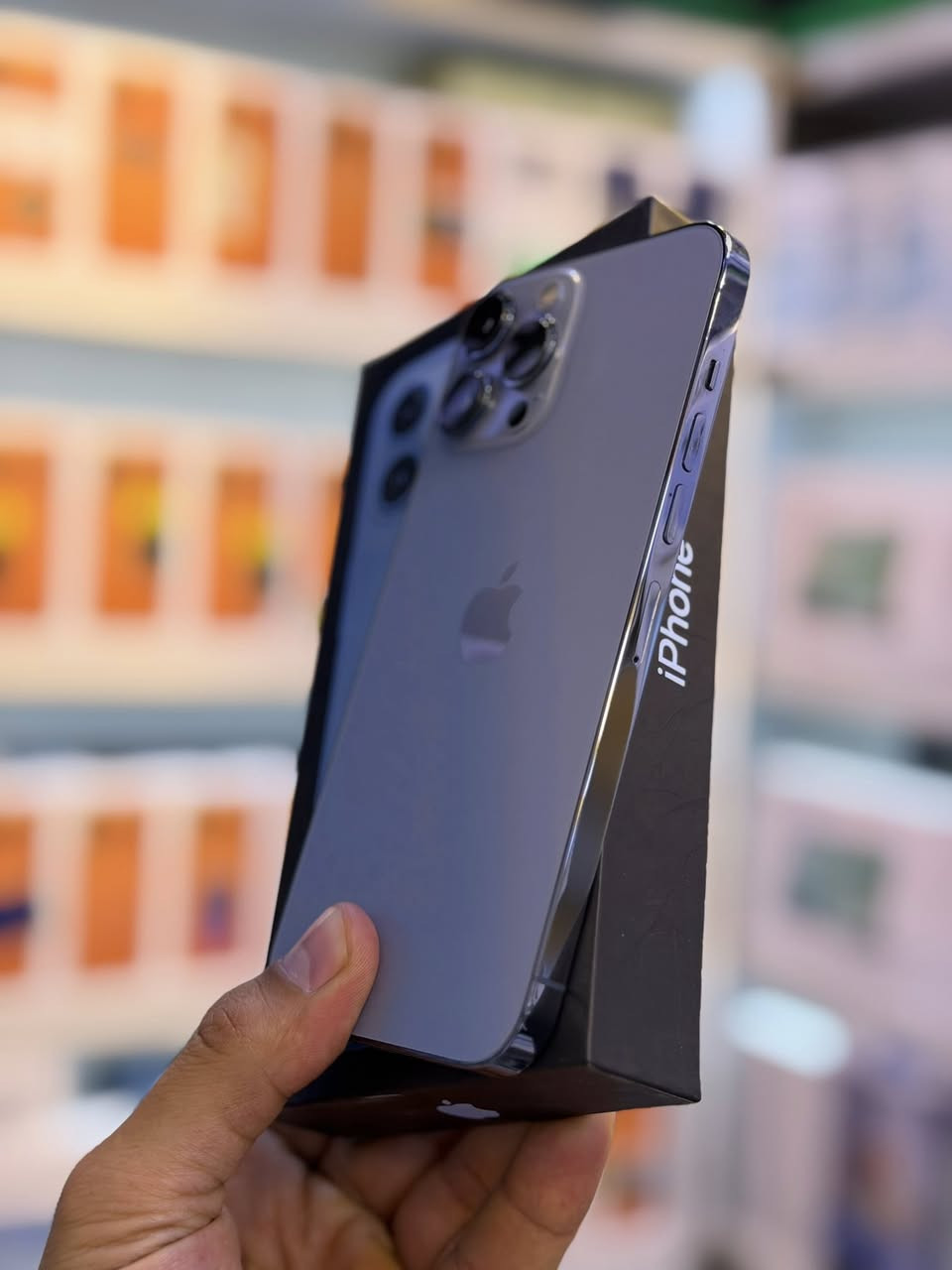 ايفون 13برو ماكس نموذج m اصلي 
ذاكره 1 تيره يعني 1000 كيكه  بطاريه 93
 نضافه شخط واحد مابي💯💯 جهاز لا مفتوح ولا مصلح ضمان 5 ايام وين ميعجبك افحص على حاسبه كله نورمال وتر بروف ملحقات كامله 
السعر 750 الف اقوى سعر 
العنوان بغداد البياع شارع عشرين 
ومتوفر اقساط على مصرف الرافدين 🟦🟦
هاتف ***********📞📞
هاتف ***********📞📞
