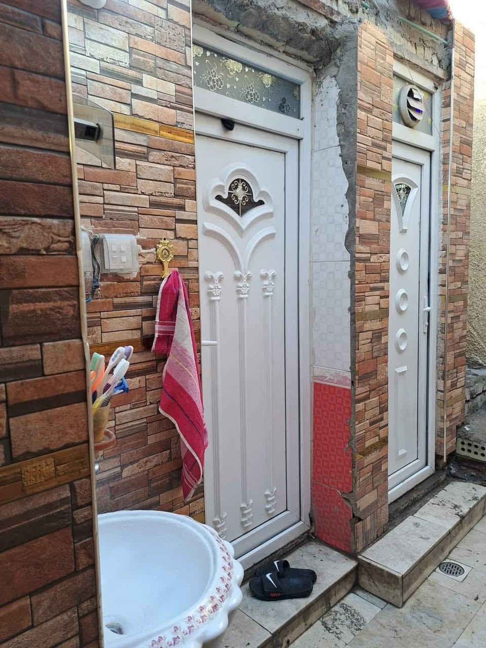 السلام عليكم 

نصف قطعة 72م شرك للبيع في قطاع 9 
على الشارع الفلاح بثاني فرع من جهة الاشارة

 بناء عكادة نظيفة

تحتوي على غرفة نوم واستقبال ومطبخ ومنور وحمام وتواليت وفوك بيها غرفة وحدة وسطح

وبيها مؤجر حالياً تريد تسكن بيها او تعوفها مؤجرة

بأسم شخص واحد ثاني يوم يفتحلك بيان

للأستفسار أكثر الاتصال على الرقم

***********
