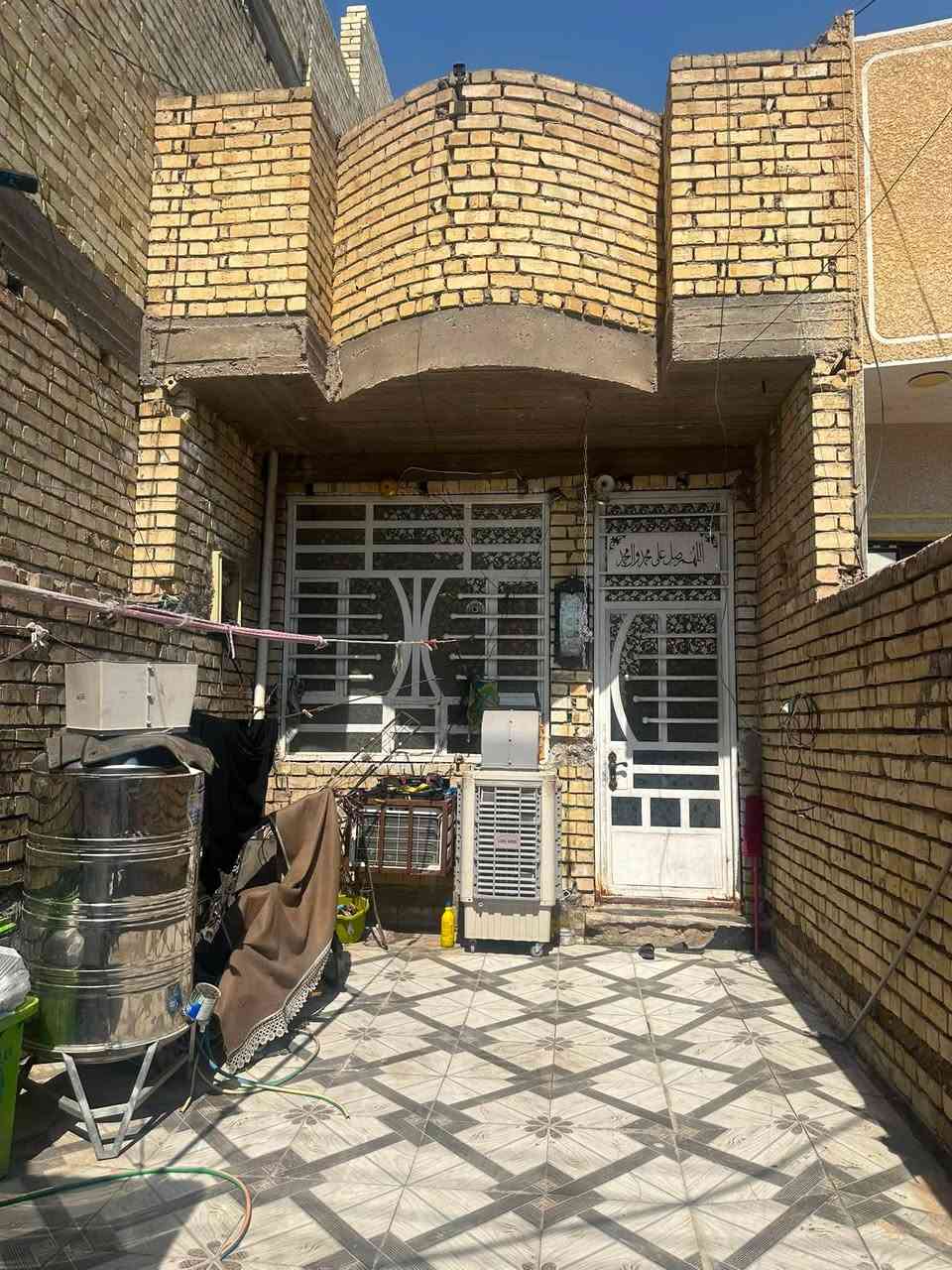 ‏السلام عليكم دار 100 متر الواجهة أربعة والنزل 25 موقع البيت الثلاثينات فرع الحداد أبو مهيمن كما واضح بالصورة مقابيل مستشفى التركي البيت يحتوي غرفة ملحقات وحولي واستقبال البيت مدخل واحد
‏سعر البيع￼ ٧٩مليون  وبي مجال
￼ رقم الهاتف *********** اتصال على ال تساب
