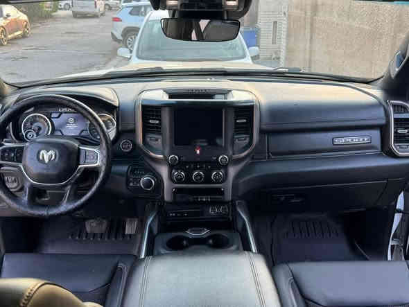 سلام عليكم
دوج رام ١٥٠٠ سبورت 
٢٠٢١ 
ماشيه ٤٢ كيلو 
وارد كندي محرك ٥.٧ 
فور ويل السياره 
كشنات جلد مريات شفط 
الحاردث مالته الديار مال سياره 
ايرباك برده بس طاك 
رقم شمالي مميز 
السعره 23 
***********
