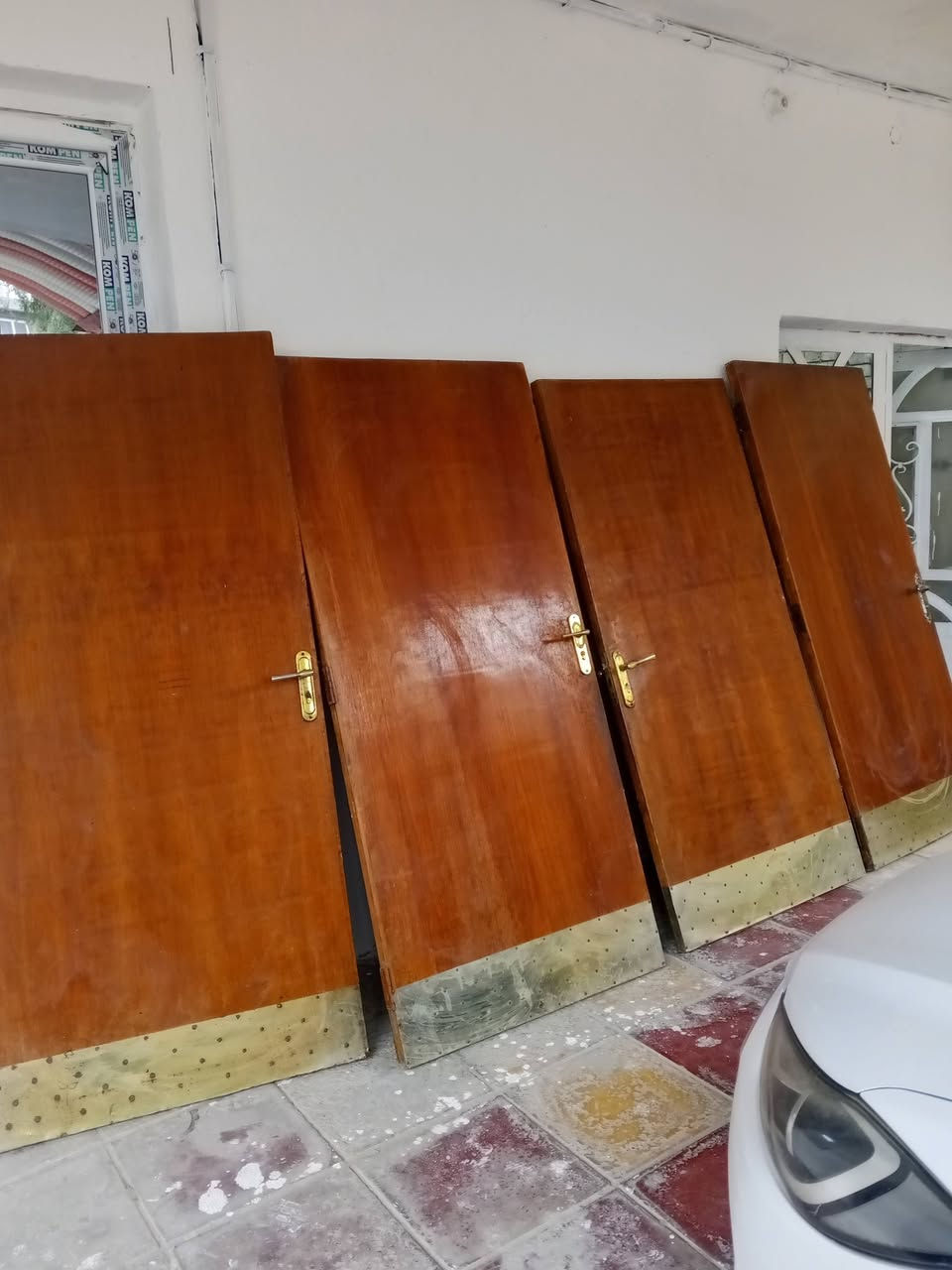 للبيع 4 بوب خشب درجه اولى
مصبوغات وجاهزات العرض 90سم والطول 190سم 
بسعر كلش مناسب  
الاتصال على الرقم ***********
