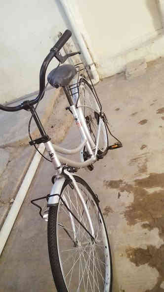 سلام عليكم بايسكل للبيع بطه لون رصاصي نزله حاويه بعده جديد ما مستعمل هواي حجم 26  السعر خاص نقص بس بريك لي كدام. رقم ***********
