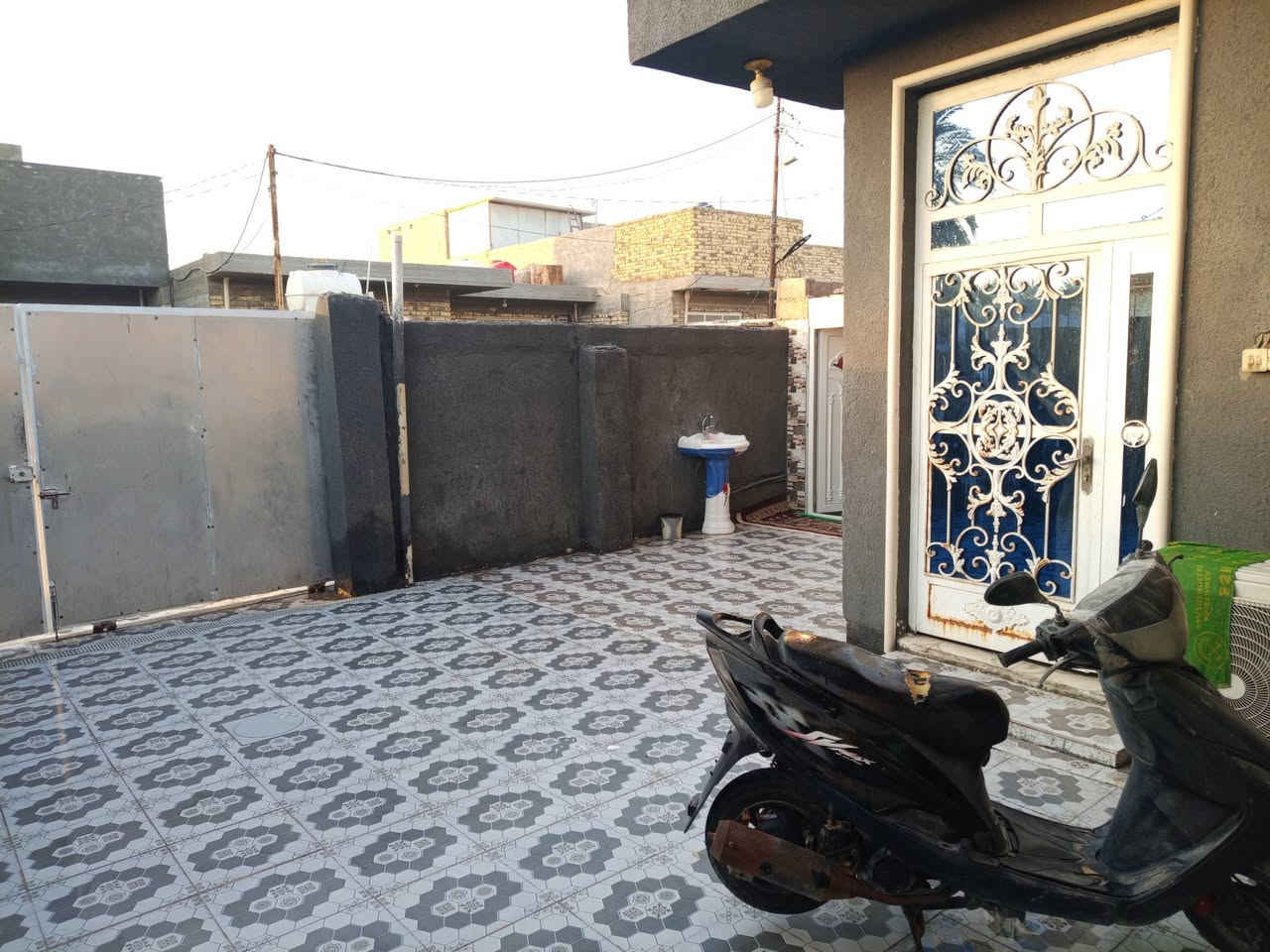 السلام عليكم
بيت طابو زراعي سند 25 مساحة 200م + فضله بجانب البيت 80م 
العنوان/ التاجية نادر الثالثة شارع 10 
البناء/ غرفتين وصالة ومطبخ واستقبال وصحيات داخلية وخارجية 
ملاحظة/ الكاونتر يباع مع البيت
للاستفسار اكثر خاص او الاتصال على الرقم ***********
