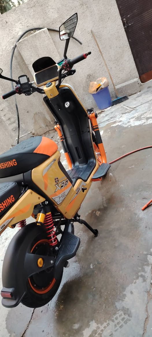 دراجة x900:
استعمالها شهر ونص ول وصل موجود دراجة جديدة فول مواصفات
ملف 2000w :
سرعة 87 حقيقي 
بطاريات 33 امبير عدد 5 شرط الفحص
شاشة ضد الماي وضد الكسر
البركات امامي دسك دهن ول خلفي غاز
دبلات أمامية مغلفة اب ربل اسود
بيها حساس سرقة عدد 2 وقفل ستيرن
تشغيل بيها بصمة يد وبصمتين تحكم وسويجين
االدراجة مفولة بيها شلعة اضوية قوية بلوجكترات رايدها ب 580 الف قفل مكاني بغداد كرادة
رقم الهاتف: ***********
