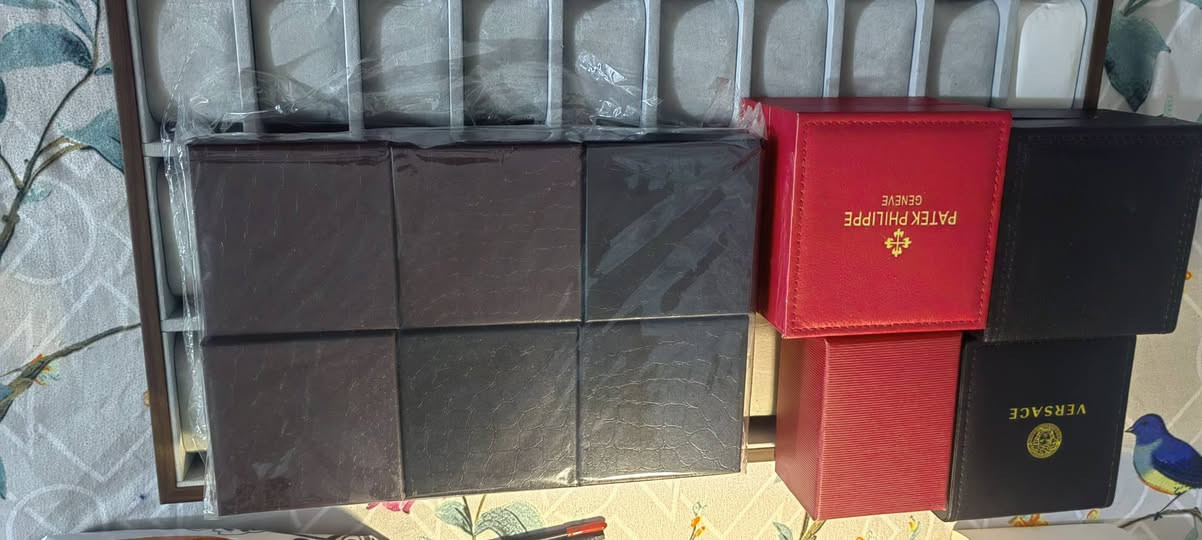 السلام عليكم عارضة مال ساعات تحتوي على ٣٠ قطعة مع حافظات مع سيورة ساعات للبيع التواصل خاص او على الرقم ***********.
