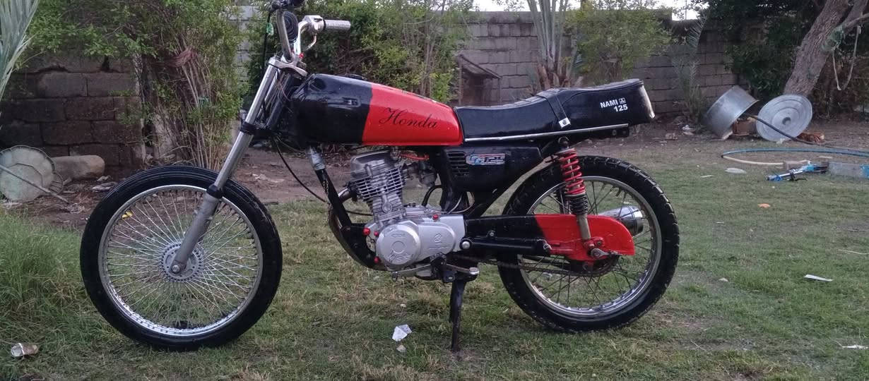 سلام عليكم
دراجه للبيع نوع تايكر موديل 2019 ما ناقصهة اي شي فقط القباقه مال المكينه مبدلات مال سيفان نقص بس الدبل الخلفي طاك واحد كهربايات شقاله الدراجه مال شقل توديك الشقلك وتردت حلوه وجاهزه مثل ما بل صوره 
السعر ب250وبيه مجال حك الجيه 
الاتصال ***********
بيهن واتساب ثنينهن 
الاتصال ***********
