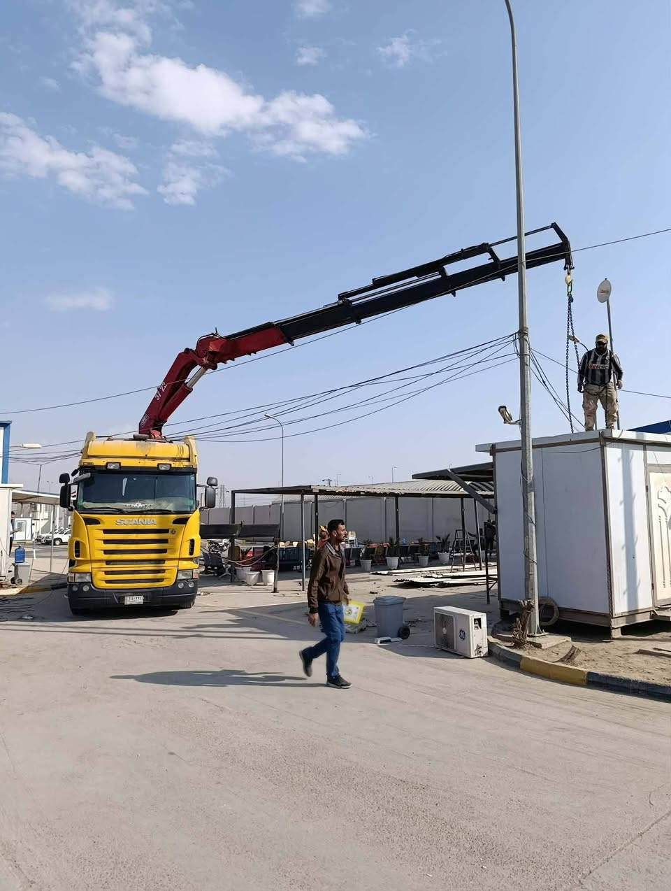 السلام عليكم للبيع اسكانيه بومه ٢٠٠٥سنويه اكرين عليه جهاز ألماني (HMF موديل ٢٠٠٣ / ١٣طن) اربع أسليت دهن رجلين مخالف طلقتين تخم تاير رقم انكايزي جديد بسمي
السعر (٥٥٠ خمس دفاتر ونص)( وبيه  مجال أستفسار مكاني ديوانيه /***********/***********
