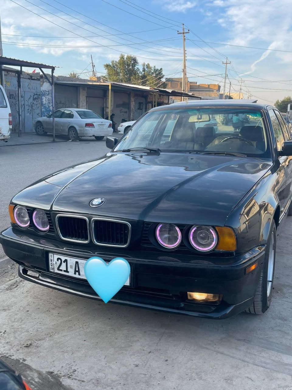 السلام عليكم
BMW 525i  للبيع
 مسكر عدل اصل كير عادي 
موديل 1992 
بجم عريض 
ويل خلية
 داخل جلد صاج امريكي بدون دوشمة
تخم تاير
 باتري جاهزة
 نقص كمبريسر تبريد فقط
رقم سليمانيه تحويل موجود
للبيع او مراوس حسب القناعه 
السعر 70$ قابل للتفاوض  
مكانها ديالى المقداديه 
للاستفسار :-
هـ ***********
