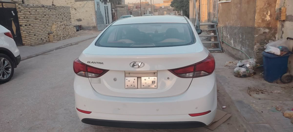 ألنترة أبيض خليجي ٢٠١٥ مكفولة كفالة عامة كير ومحرك وكشر ودواخل السيارة ما عايزة شي تريد مداور تريد  وكالة عامة من الكردي مصفرة غرامات مكينة ١٨٠٠ السعر ١٢٦ وبيه فد شي بسيط للشراي رقمي ***********
