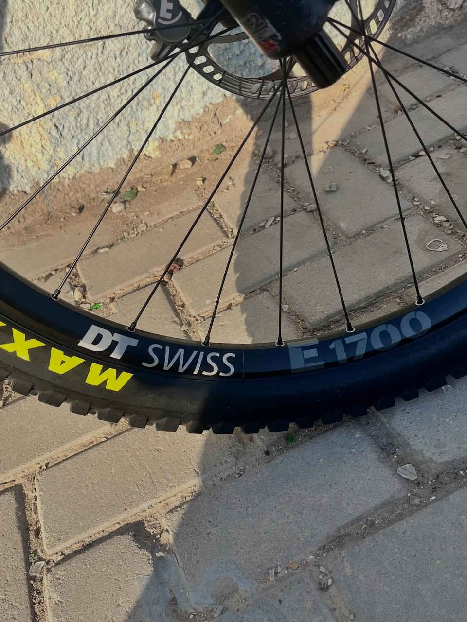 Canyon torque cf8 modified custom 
الفريم 27.5 M كاربون والجزء الخلفي المنيوم
Free ride/ enduro
السستم sram gx eagle 
الكرنك sram gx chrome custom 
البريكات magura mt7 pro carbon
الدبل الامامي fox 36 elite performance 180mm
الدبل الخلفي fox float x2 performance 
الويالة dt swiss E1700 30mm
البطيخات dt swiss ratchet system 
دروبر سيت fox transfer 
الستيرن renthal fatbra carbon
الركبة joystick 
الهيدست hope مع سبيسرز sixpack 
المقعد SDG GRAVITY 
درع الزنجيل والصينية e*thirteen
قبضات odi
الدراجة كلش نظيفة وفوك ما هية كلش قوية ايضاً مزوده وفرق عن الستوك باضعاف
للاستفسار والحجز خاص او ***********
