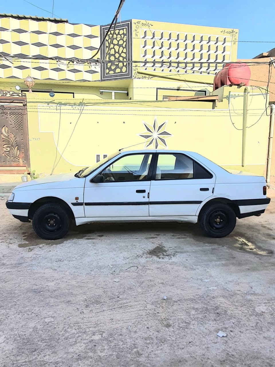 السلام عليكم
بيجو 405 GLX
موديل 2010

 سياره مكفوله ما عدا باب سايق مبدل فقط باقي كفالة عامة 

زوج تايرات وباتري  قبل اسبوع مبدلهم 

 رقم نجف انكليزي 
 ماشيه 191 الف 
 سياره بلاديه وجديد
 تبريده تدفئته شغاله 
كهربائيات كلها شغاله 
بلاديه مملعوب بيه حداديه نضيفة 

مكينه مكفولة وعلى شرط جديدة كير

 مكفول سياره أحله من الصور 

سنويه لل 27 هزه جديده 
بسمي سياره 
مكانه نجف كوفة  السعر 39 
الاستفسار (*********** )
