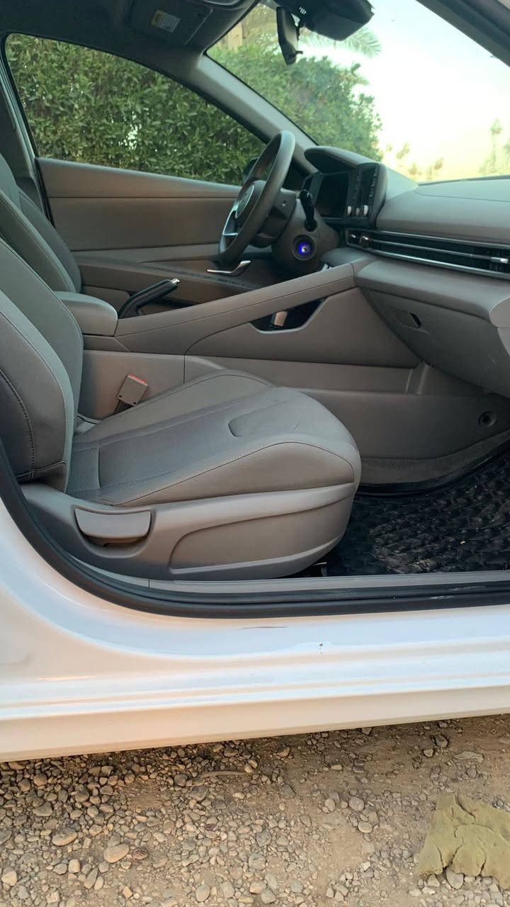 الانتره أمريكي (٢٤) أبيض ماشيه (١١ ) نص مواصفات اضرار خفيفه بدون إرباك بس دعاميه اصبع بنيد .. با سمي ( بدون رقم ،، المكان ديوانيه مكلف بالنشر ***********
