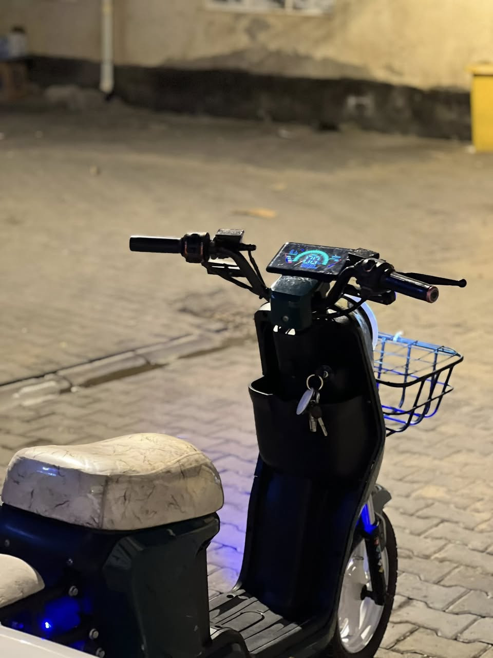 دراجة r9للبيع الدراجة نضيفه ما ناقصه أي شيء تايرات جدد بطاريات جدد الدراجة حلوه فقط بيها زلوغ وباقي الدراجة نضيفه جدا السعر 380وبيها مجال للشراي 
***********
