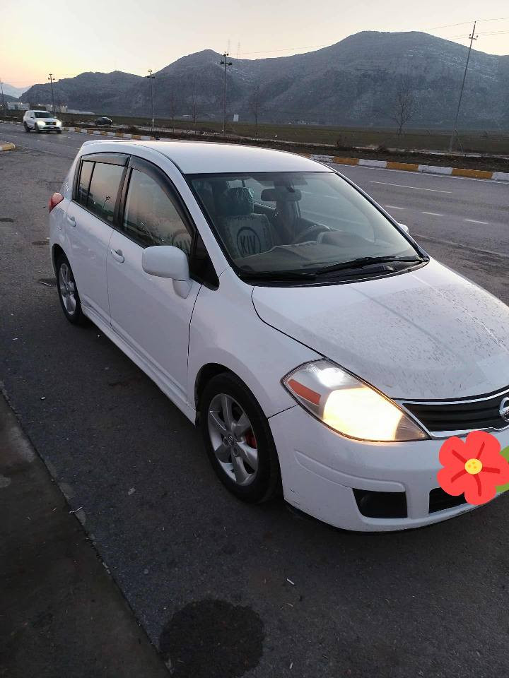 نیسان ڤێرسای مۆدیل  2011 مواسفات ناو زەرد بەسمەیە و  دەرگاشی بەسمە سنەوی نوێیە  سێ پارچەو پەڵەیەکی بۆیاخە نرخـــی 93 گـــــەڵا کــــــەمێک مـــــەجال   نـــــاونیشان ڕانیـە
ژ:م خاوەنەکەی *********** رانية, السليمانية
