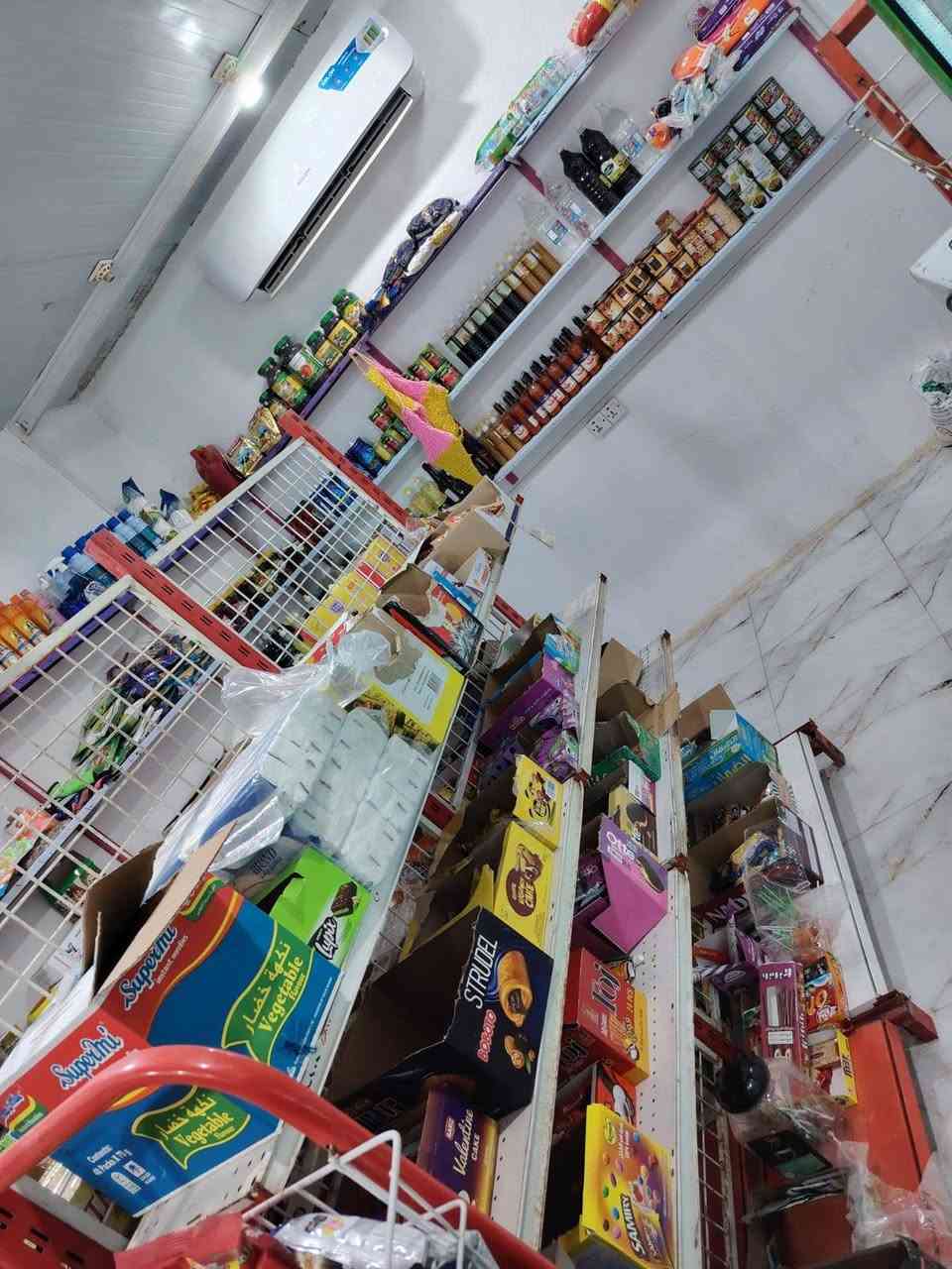 سلام عليكم شباب متاح محل للبيع 3 برادات ومجمده وسبلت ورفوف ومسواك سعر ب5 ملايين وبي مجال ***********
