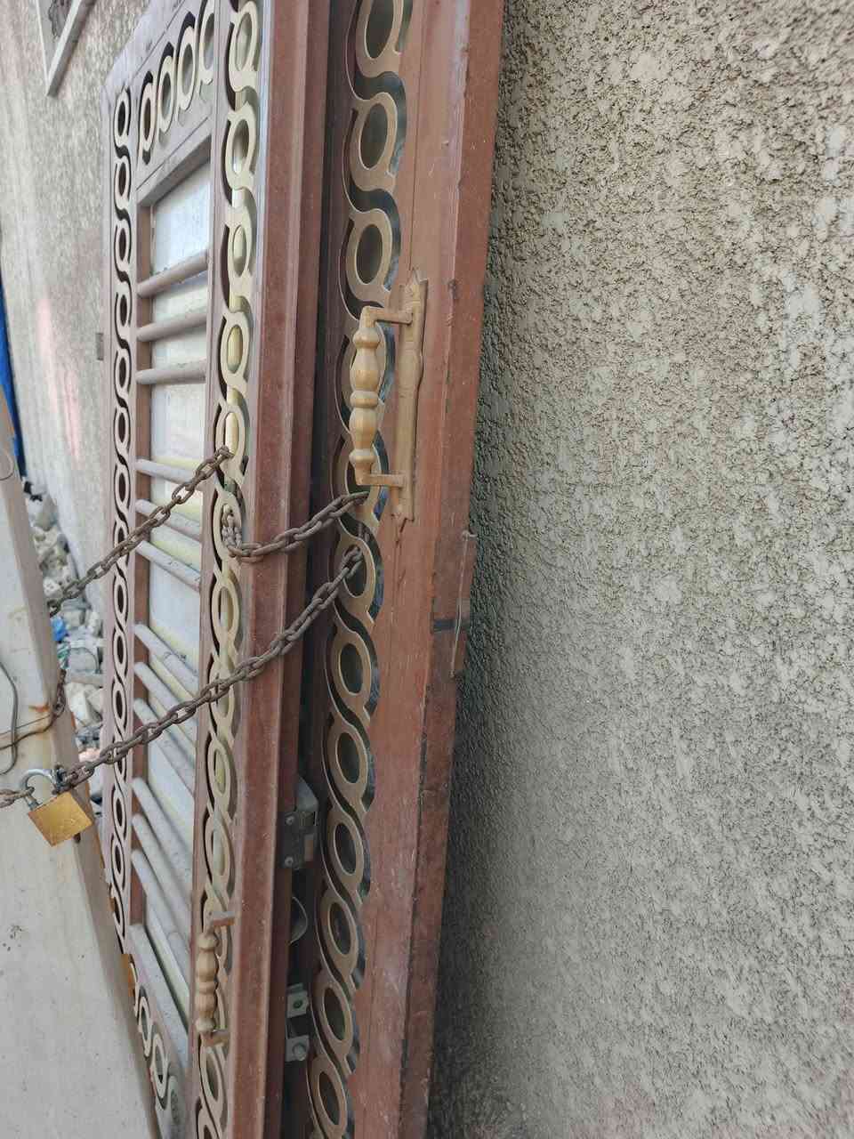 السلام عليكم
باب طلاكتين مع الجرجوبه نضيف جدا القياس لكل طلاكه متر وعشرة
السعر ٢٢٥ قفل العنوان البنوك 
هاتف ***********
