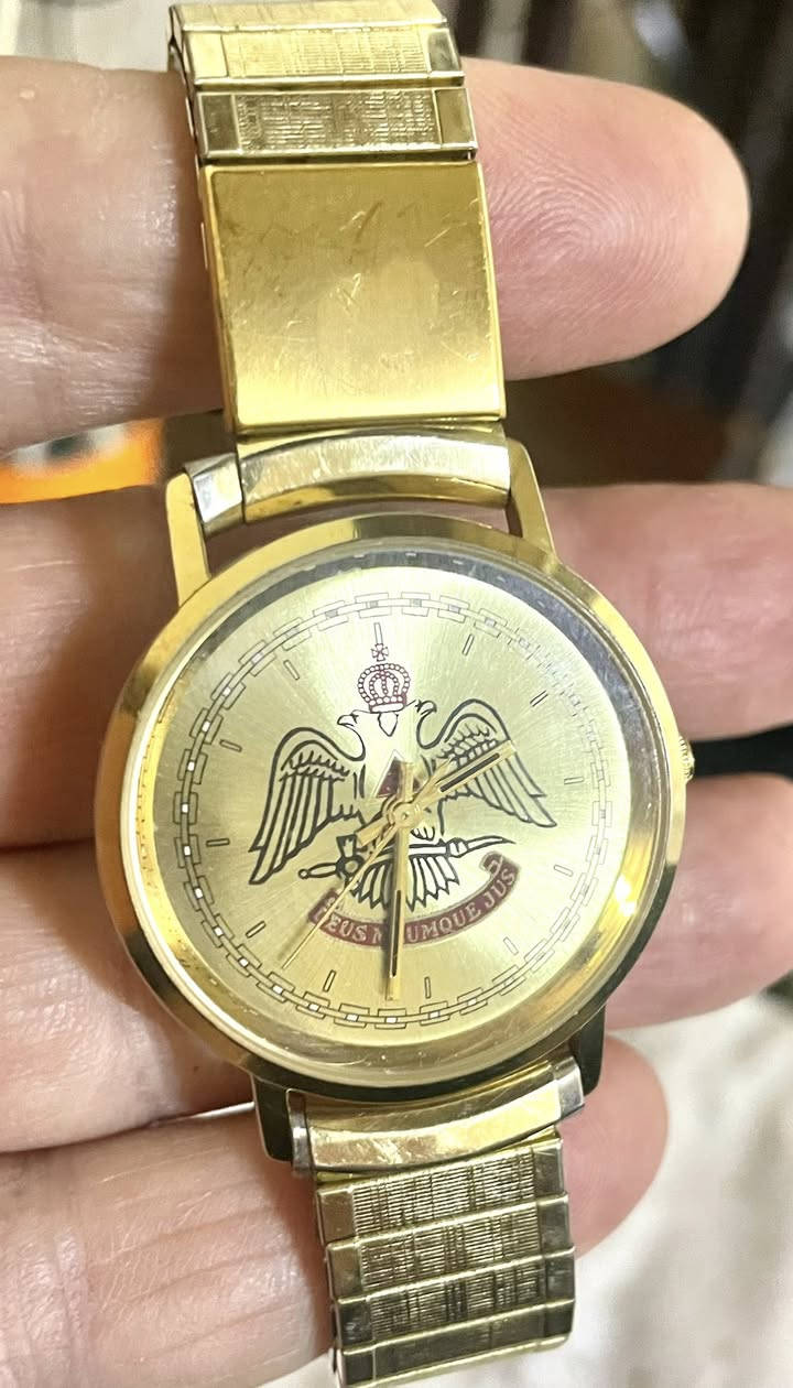 ساعة رمزيه تذكاريه من شركة بولوفا السويسريه لأحياء طقوس الماسونية الأسكتلندية من خلال الشعار النسر ذو رأسين 
قطر الساعة 35 ملم
طلاء ذهبي ثابت 
صنعت عام 1971 الساعه مخزنه
فنتج قديم معلمه بالكامل 
تعمل بنظام البطارية 
نسبة النظافه ‎%‎95 
وقت مضبوط جداً جدااااااااااااً
السعر 75 ألف للمهتم خاص
*********** المكان كركوك
يوجد توصيل
