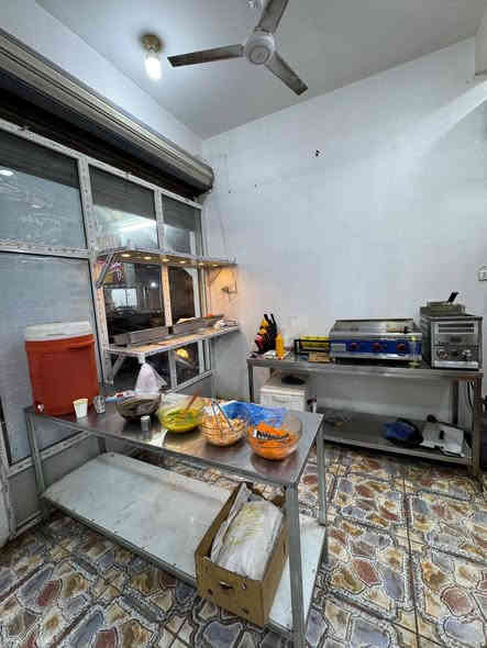 مطعم مأكولات سريعه للبيع 

بسبب عدم التفرغ (كون المالك موظف ) 

تفاصيل الماكولات 

فرن بيتزا طابقين  استخدام شهر فقط 

عجانه ٢٥ كيلو 

شوايات كص ثنائية ضخمه جدا و حديد ثقيل 

جام خانه كامله 

ثرامه كهربائيه 

گرل بركر 

قلاية فنكر (مدافع) 

ميز براد بيتزا نظيف جدا 

ميز ستيل متر ونص 

عارضه عموديه نظيفه جدا استخدام شهر فقط 

دباب غاز 

طباخات فلافل و مقليات 

ماكولات جاهزه من كلشي 

هواي بعد غراض تعال وشوف بعينك 

للاستفسار الاتصال بالرقم 

***********
